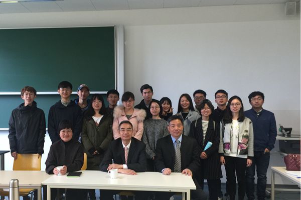 1494817691799014.jpg 与14级中德工程师学院学生合影_副本.jpg